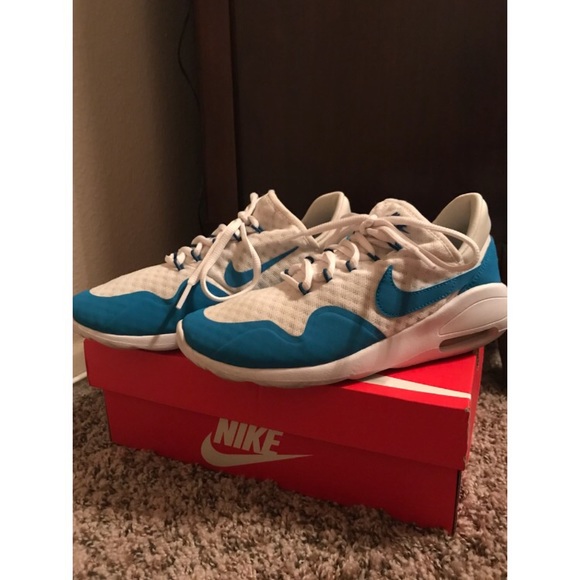 Athletic shoes - Picture 2 of 4